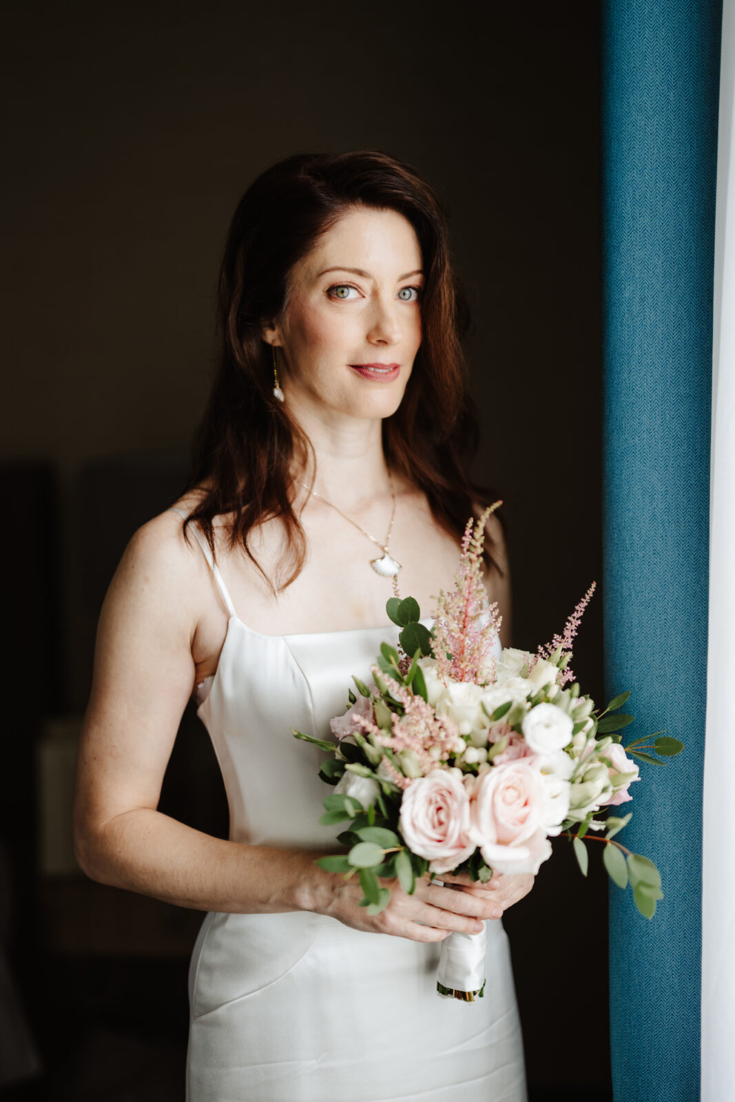 a picture with bride and here peach colored bouquet 